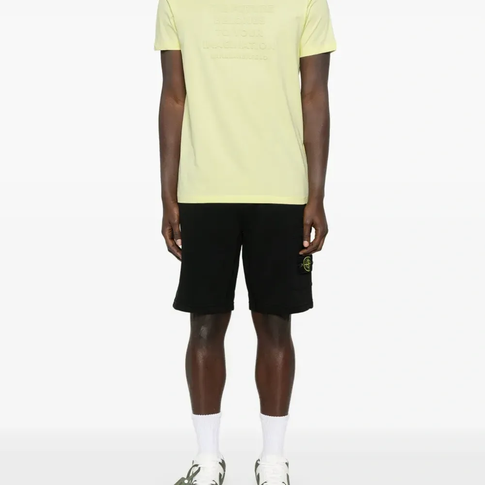 Футболка с тисненой надписью