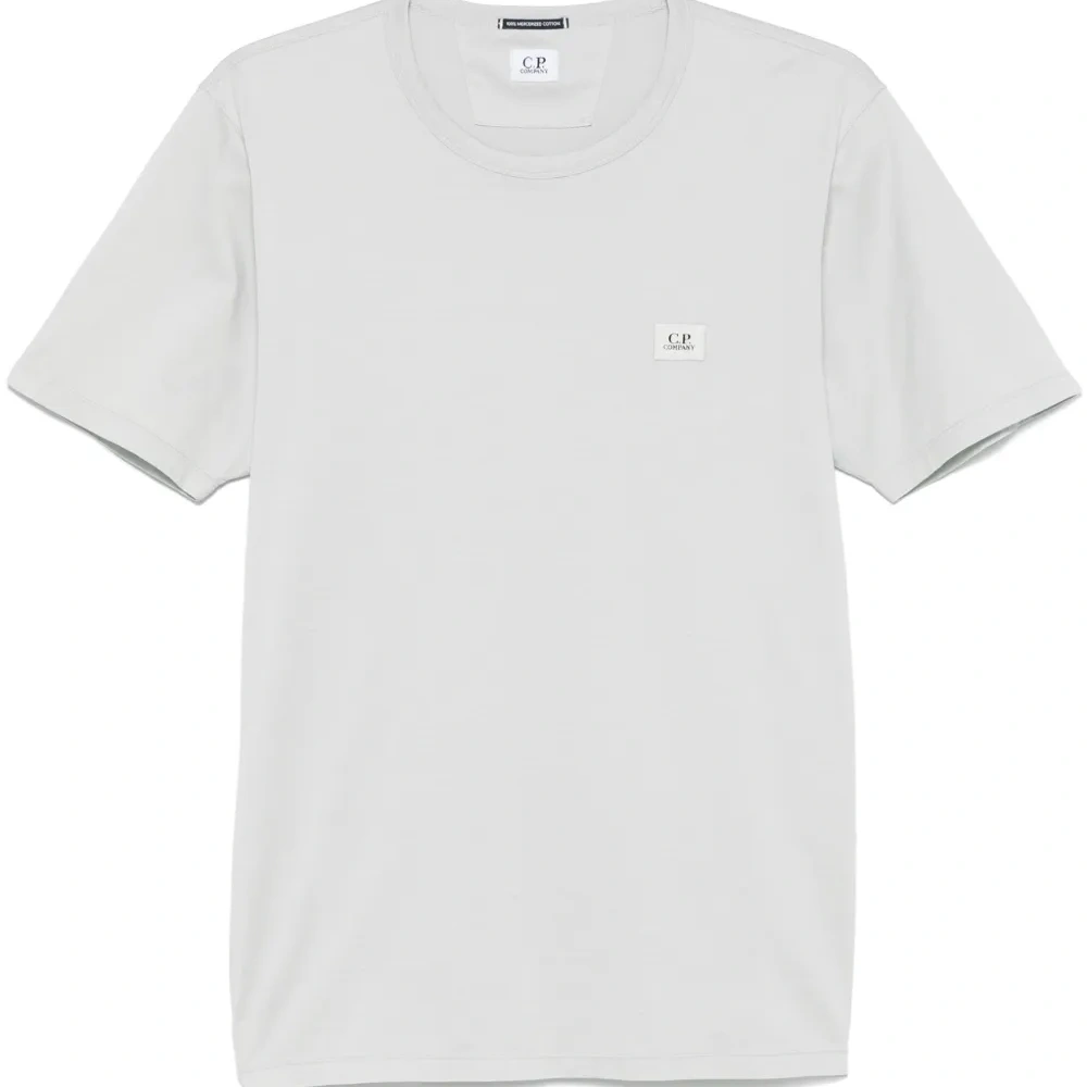 Футболка с нашивкой-логотипом