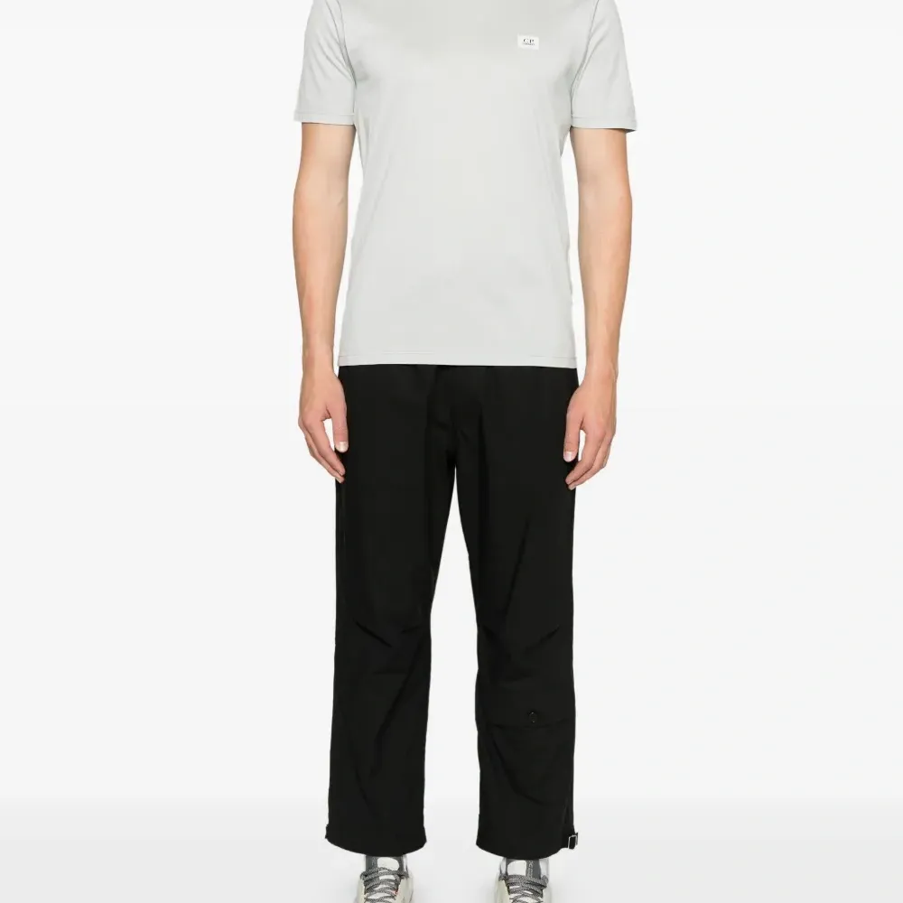 Футболка с нашивкой-логотипом