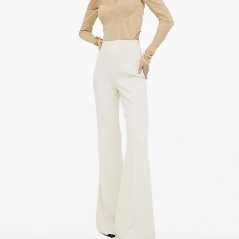 Топ в рубчик с вырезом халтер