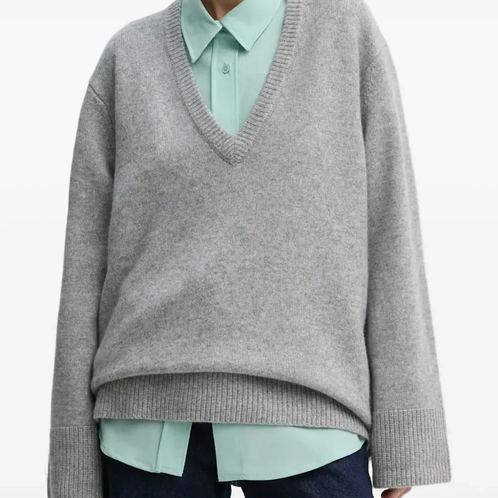 Свитер в рубчик с V-образным вырезом