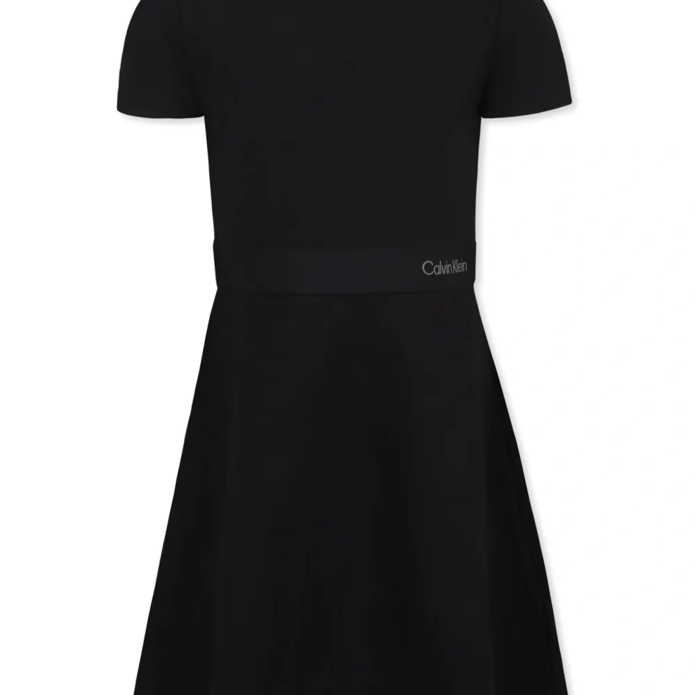 Платье с короткими рукавами