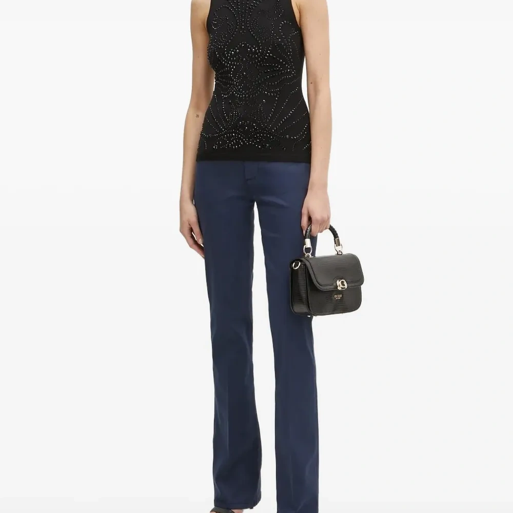 Декорированный топ с высоким воротником