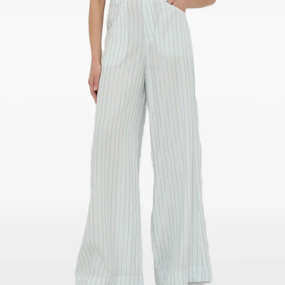 Брюки в тонкую полоску