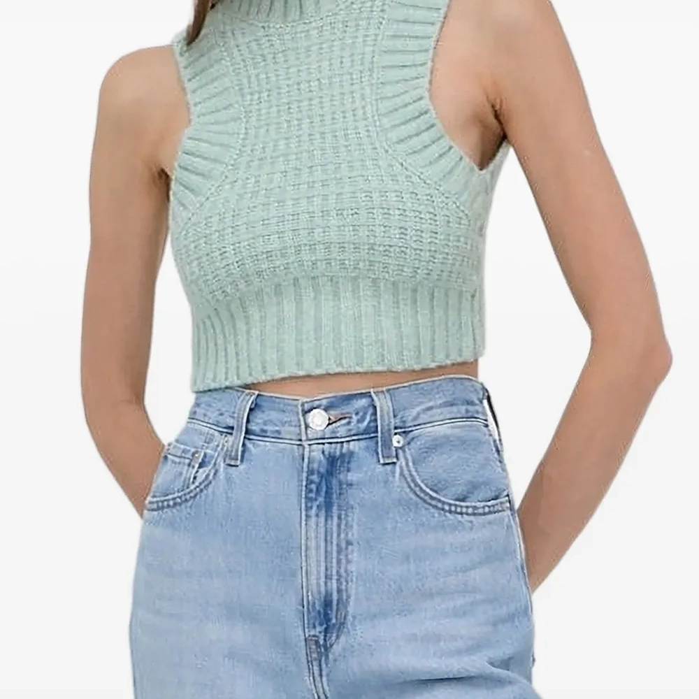 Топ с высоким воротником и открытой спиной