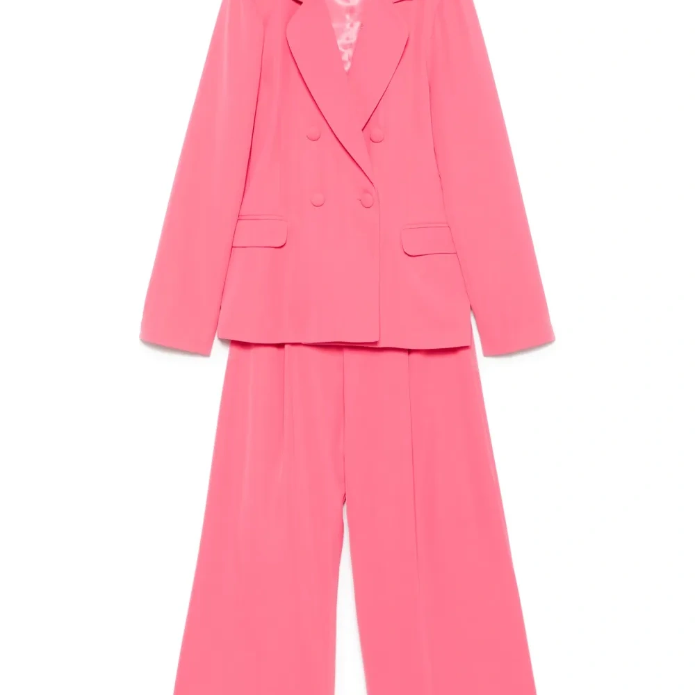 Костюм с двубортным пиджаком