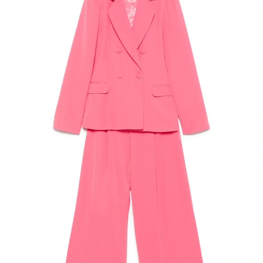 Костюм с двубортным пиджаком