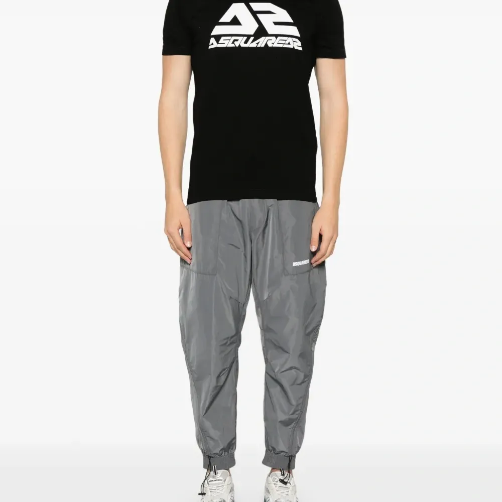 Футболка с логотипом