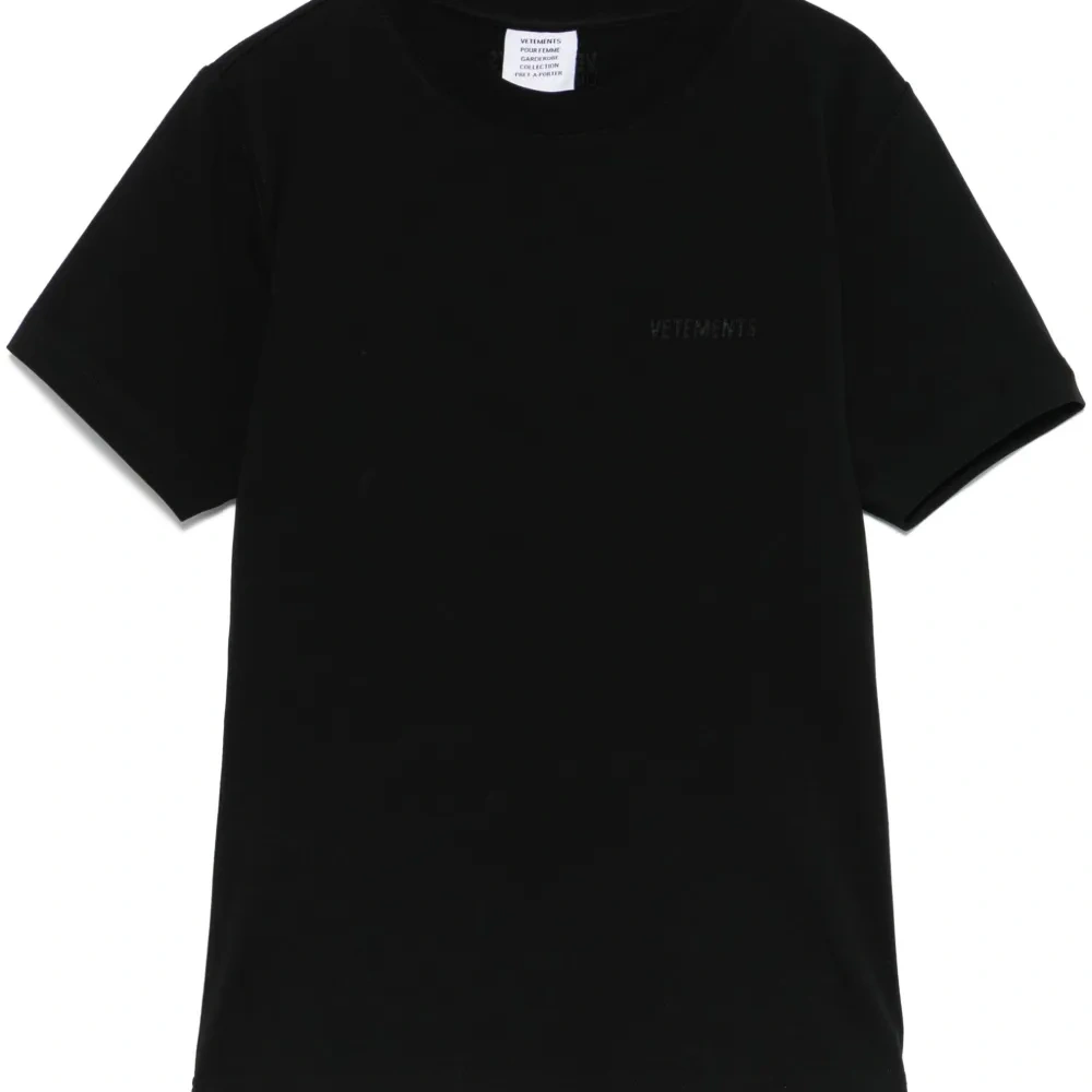 Футболка с вышитым логотипом