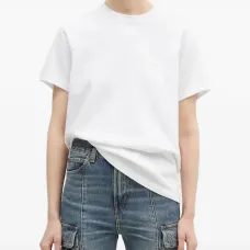 Футболка с тисненым логотипом