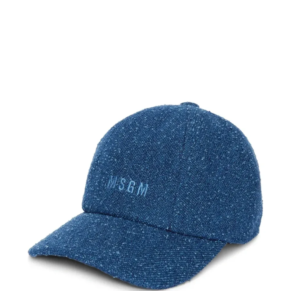 Кепка с логотипом