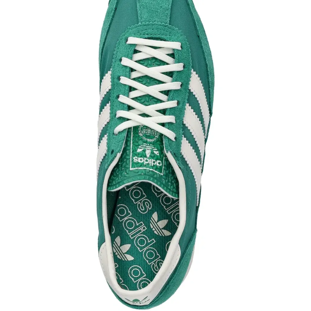 Кроссовки на шнуровке