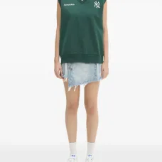 топ Yankees Serif с вышитым логотипом