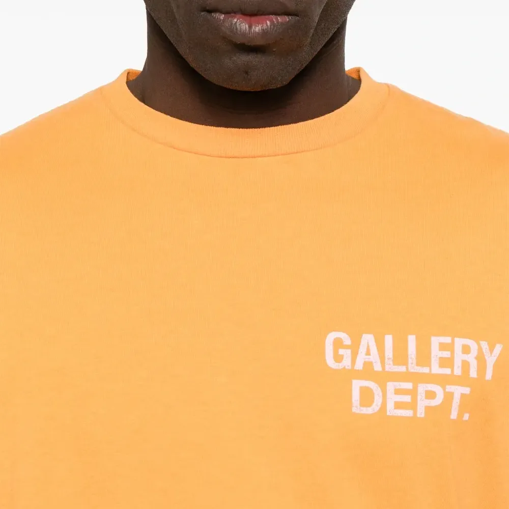 Футболка с логотипом