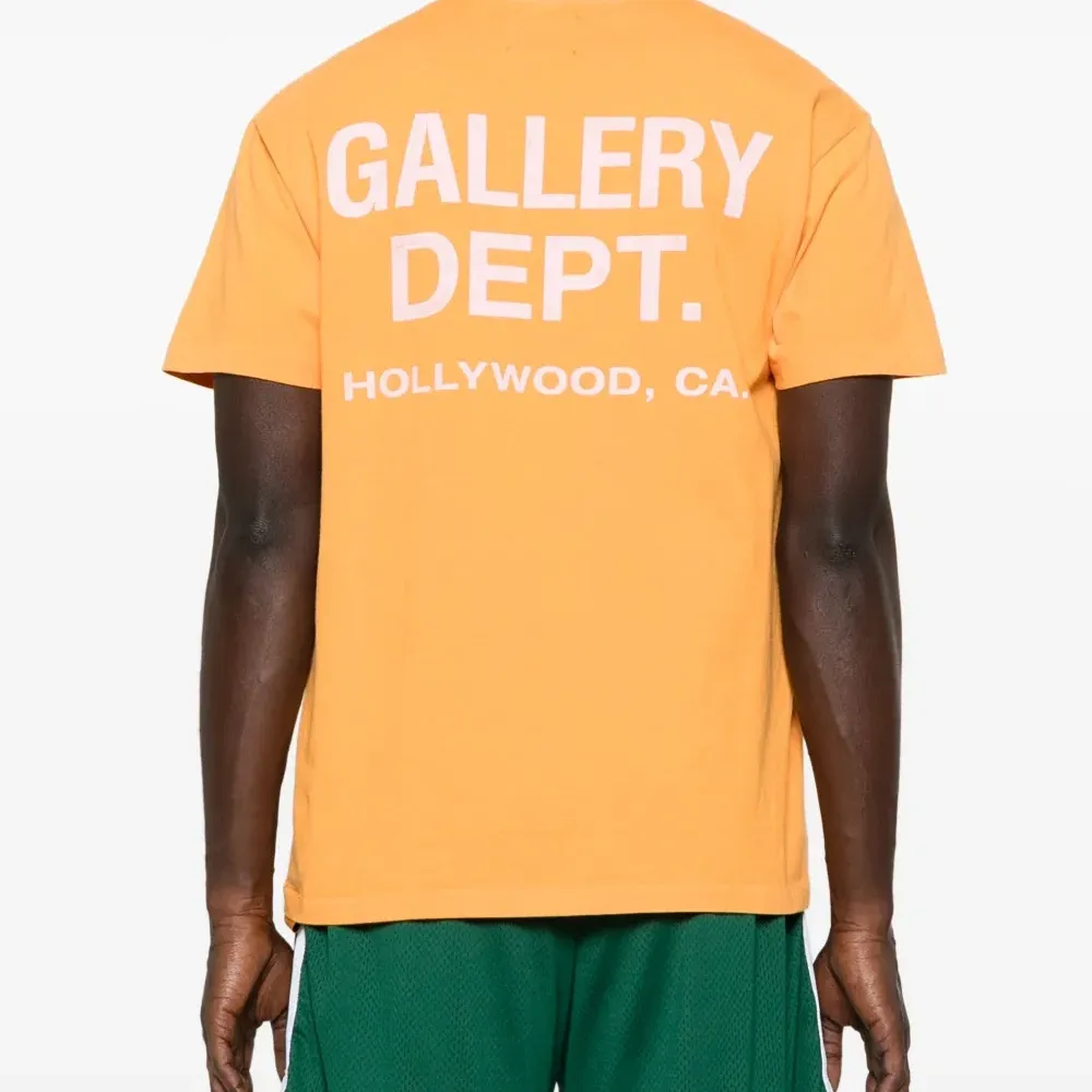 Футболка с логотипом