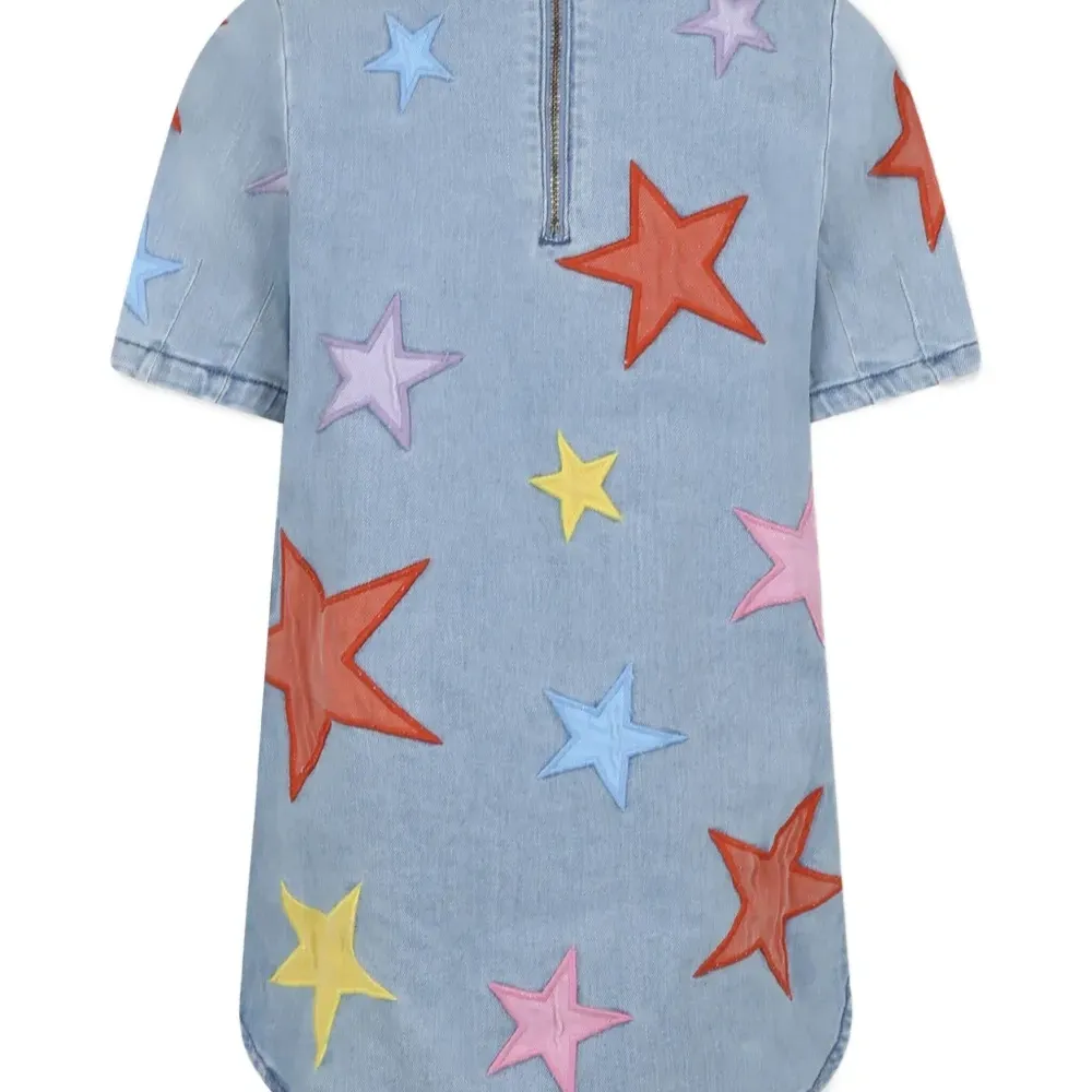 Джинсовое платье с нашивками