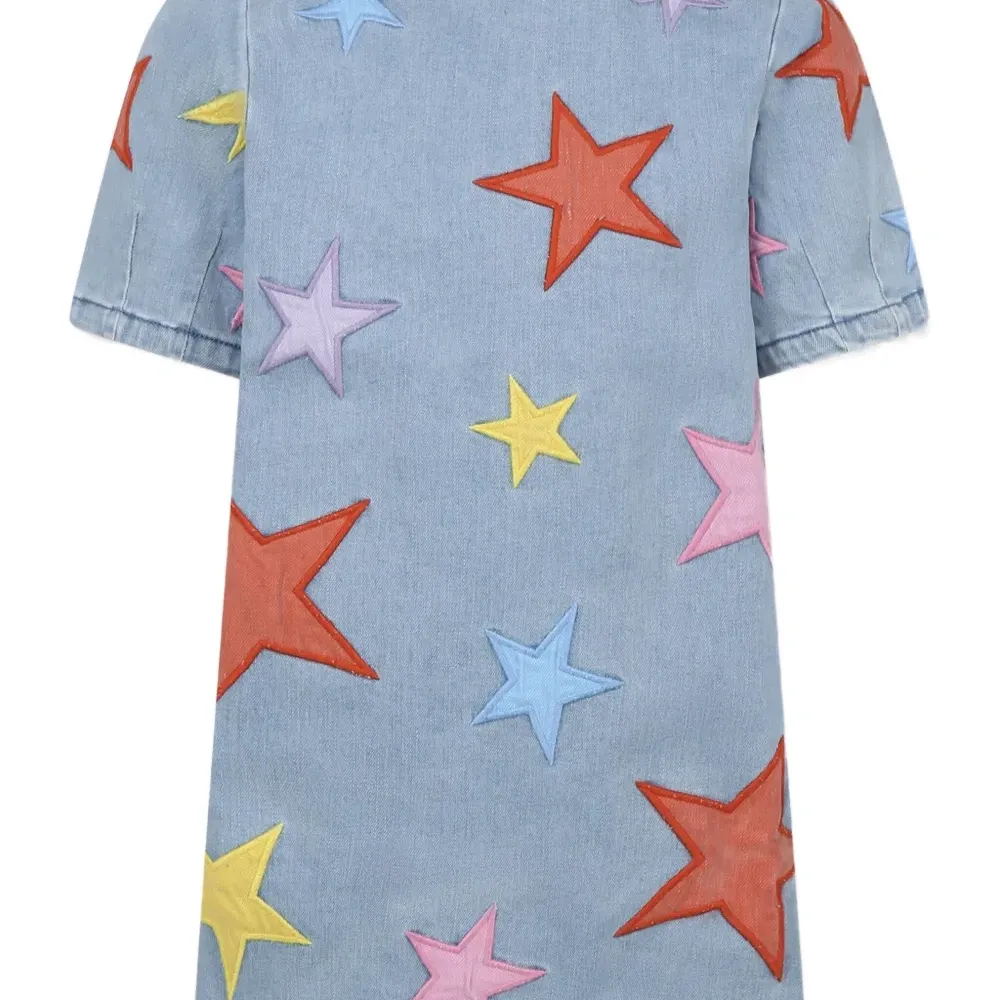 Джинсовое платье с нашивками