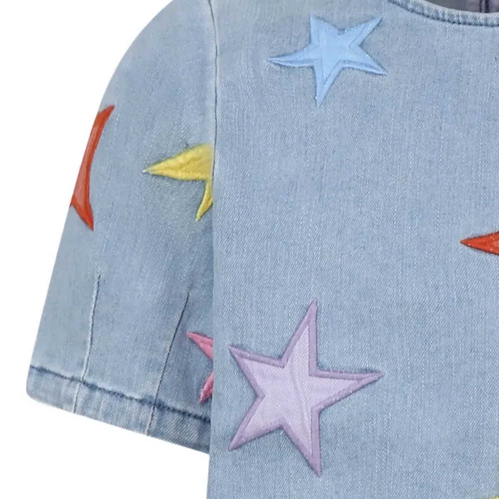 Джинсовое платье с нашивками