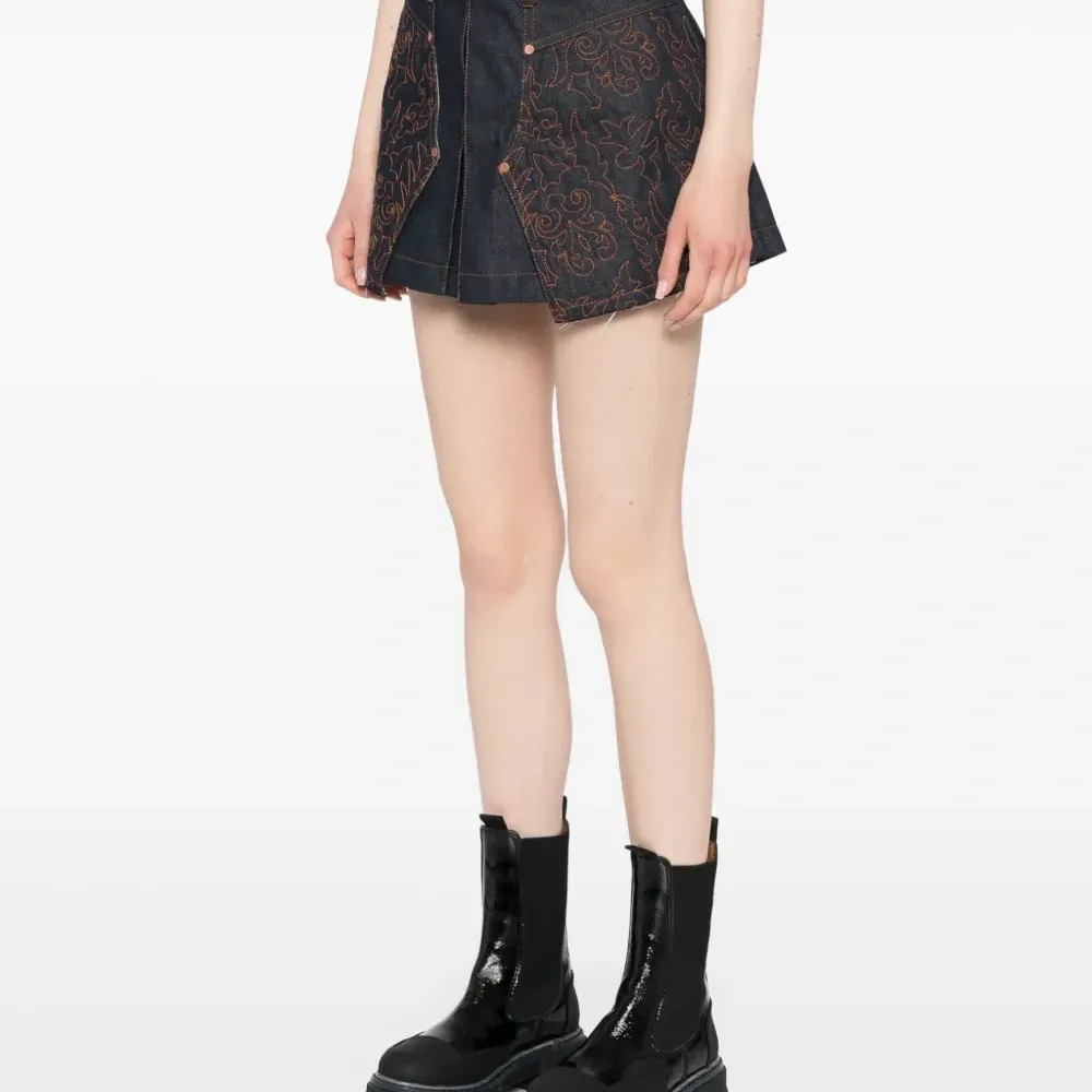 Джинсовая юбка с вышивкой Джинсовая юбка с вышивкой