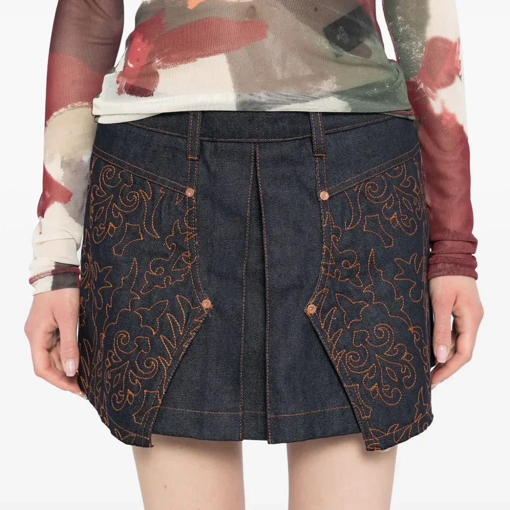 Джинсовая юбка с вышивкой Джинсовая юбка с вышивкой