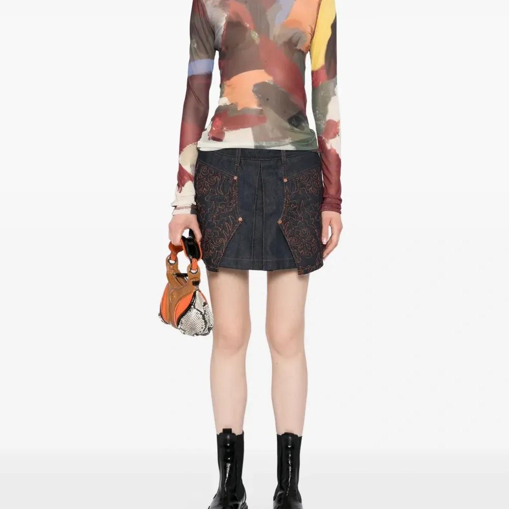 Джинсовая юбка с вышивкой Джинсовая юбка с вышивкой