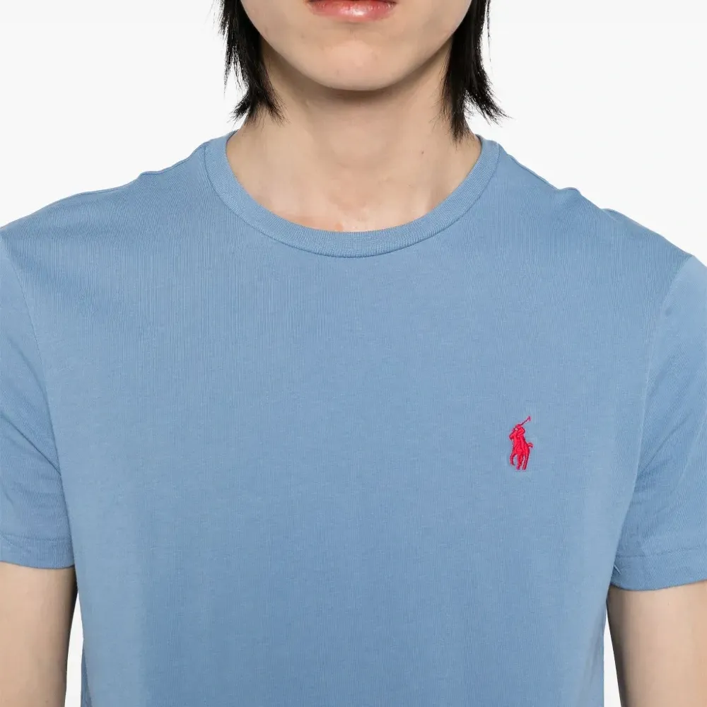 Футболка с вышитым логотипом Футболка с вышитым логотипом