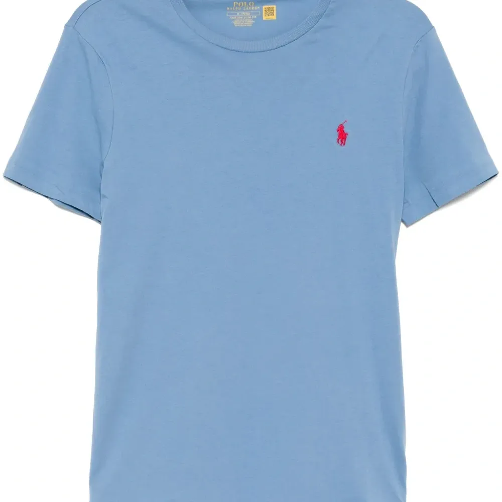 Футболка с вышитым логотипом Футболка с вышитым логотипом