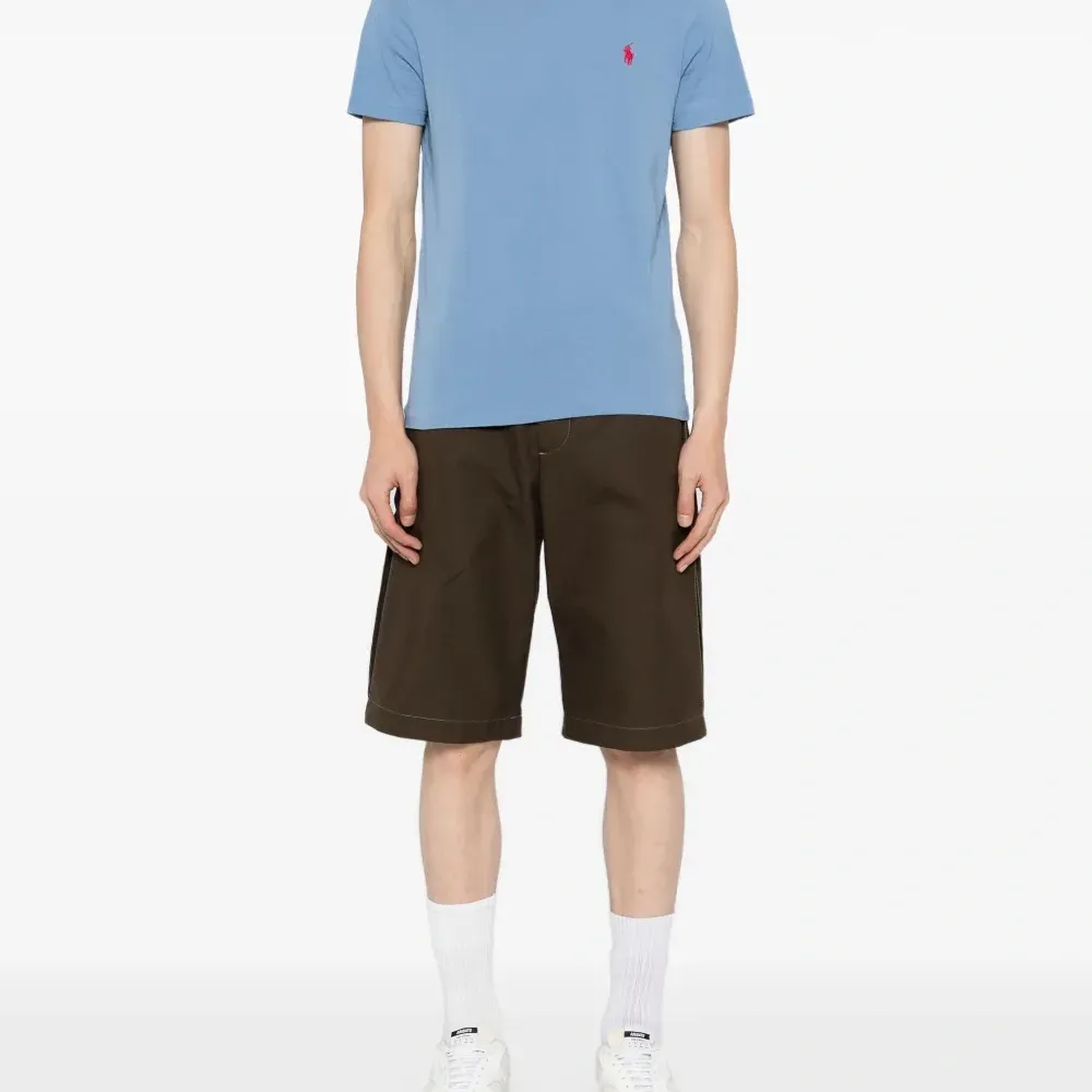 Футболка с вышитым логотипом Футболка с вышитым логотипом