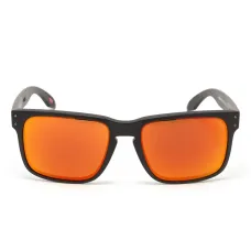 Солнцезащитные очки в квадратной оправе