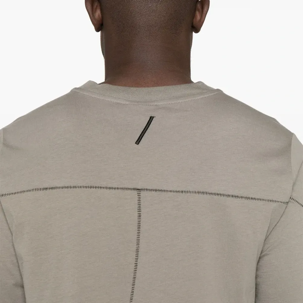 Футболка с декоративными швами