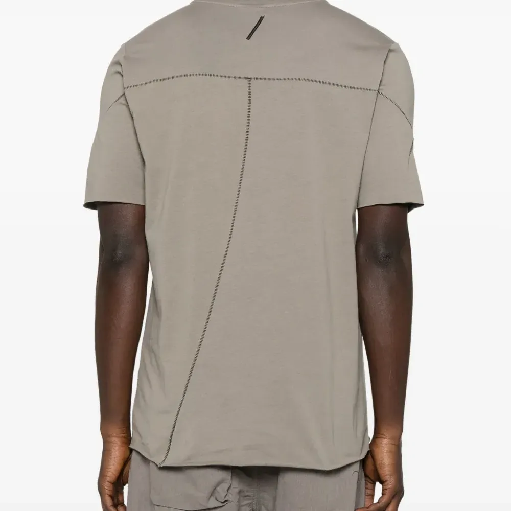 Футболка с декоративными швами