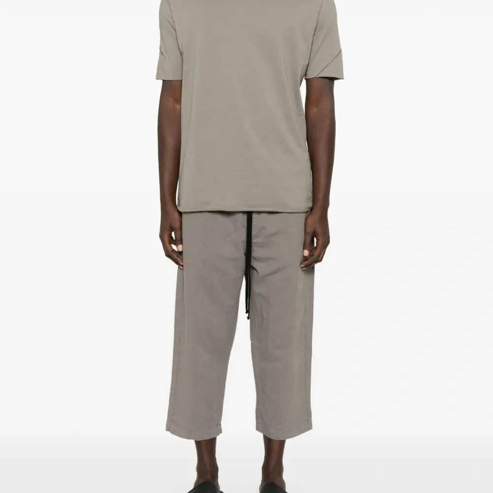 Футболка с декоративными швами