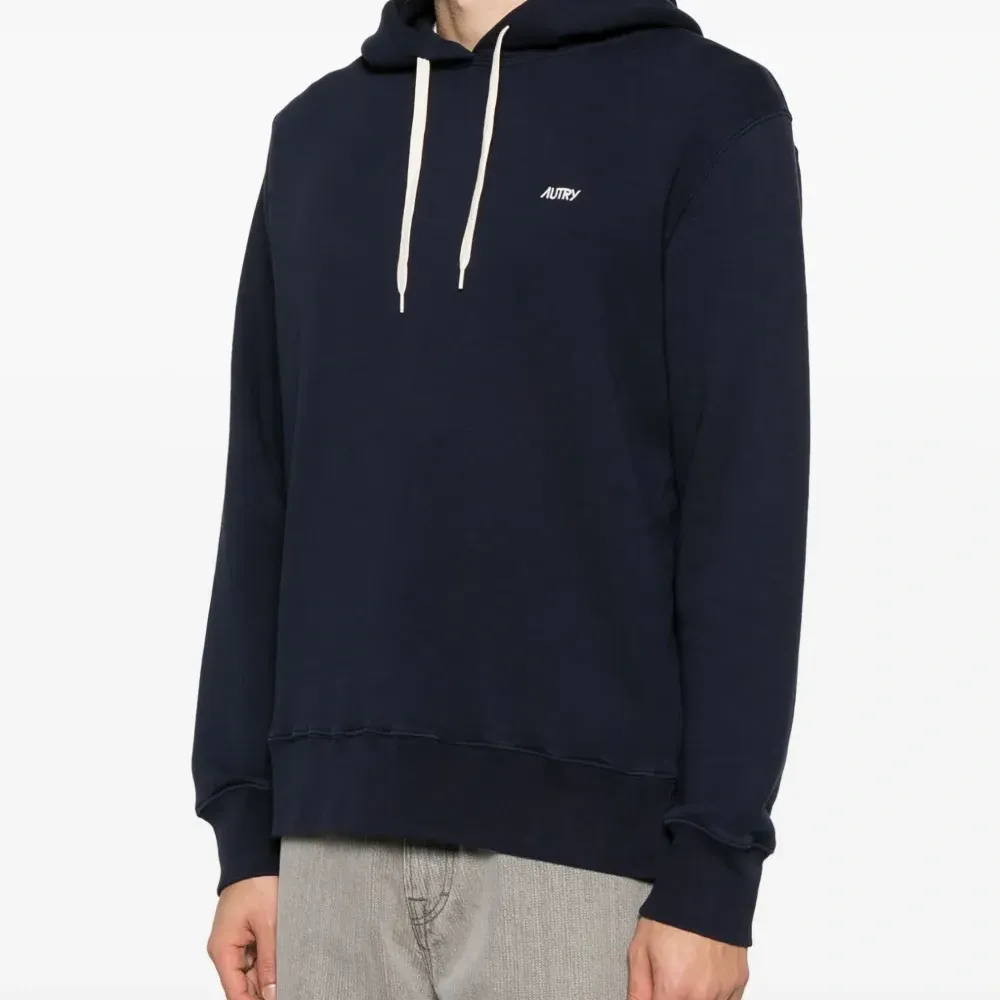 Худи с вышитым логотипом