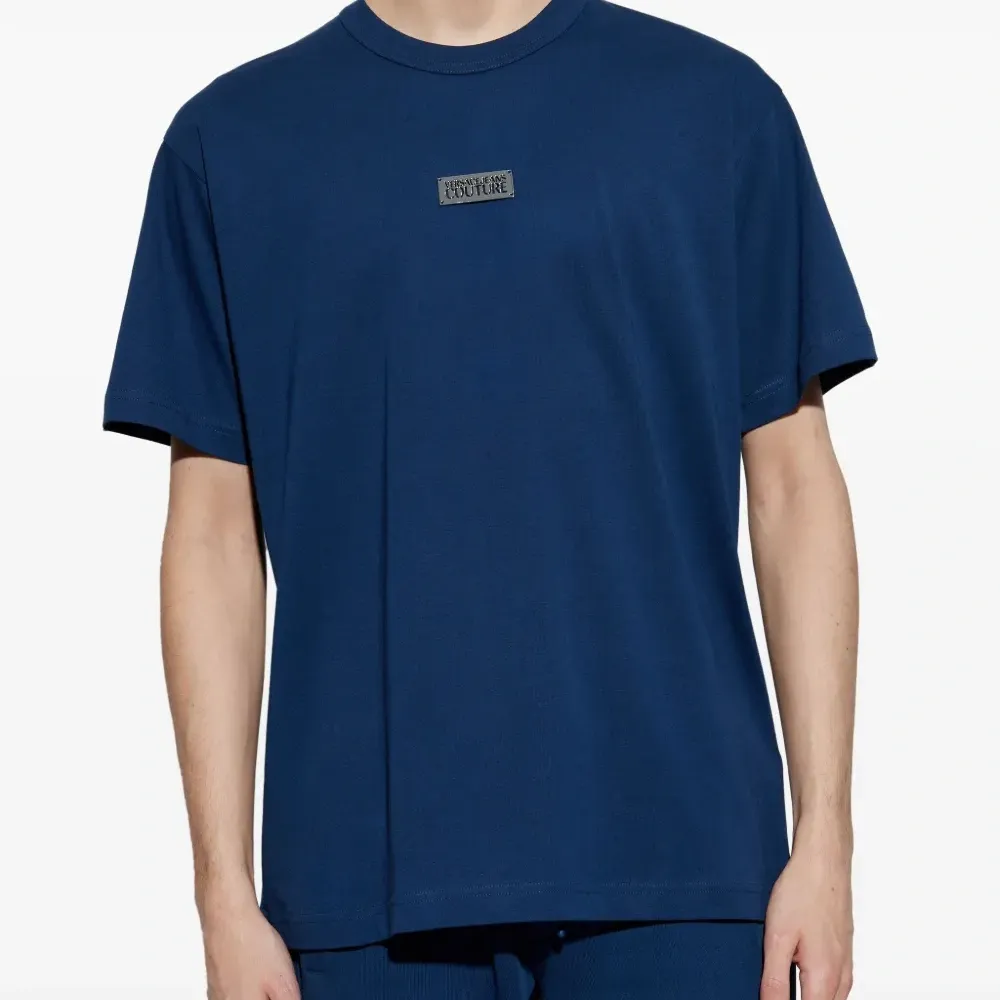 Футболка с нашивкой-логотипом