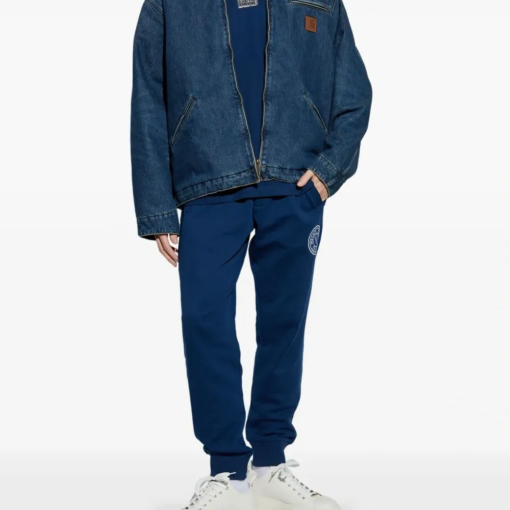 Футболка с нашивкой-логотипом