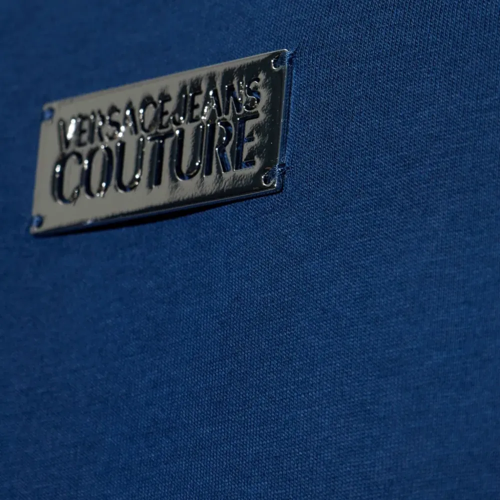 Футболка с нашивкой-логотипом