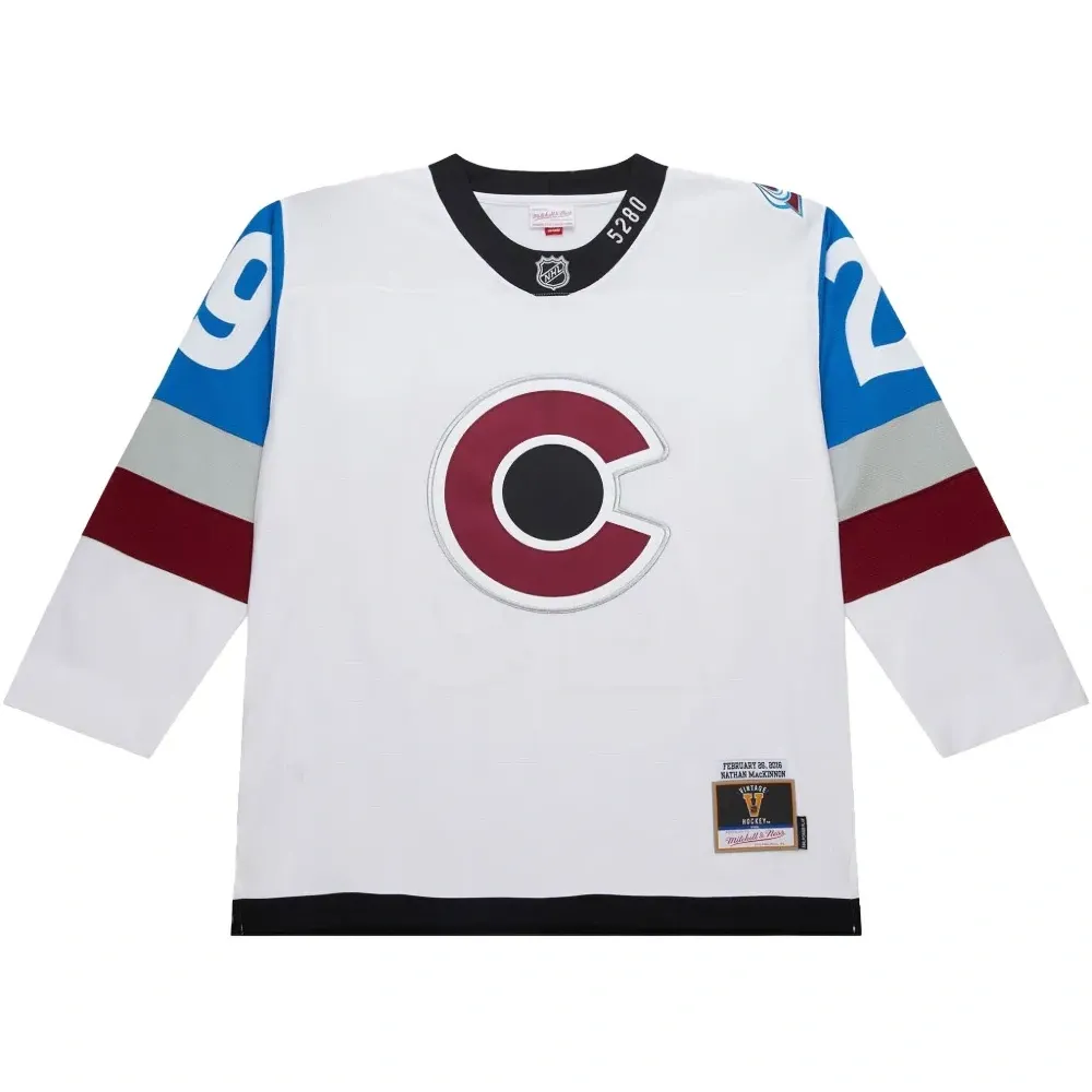Топ Nathan MacKinnon Colorado Avalanche Stadium Series Power Play White (2016 год)