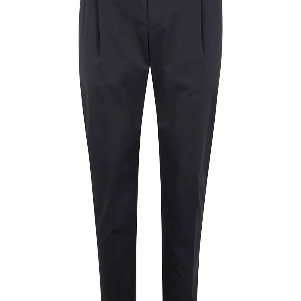 Зауженные брюки со складками