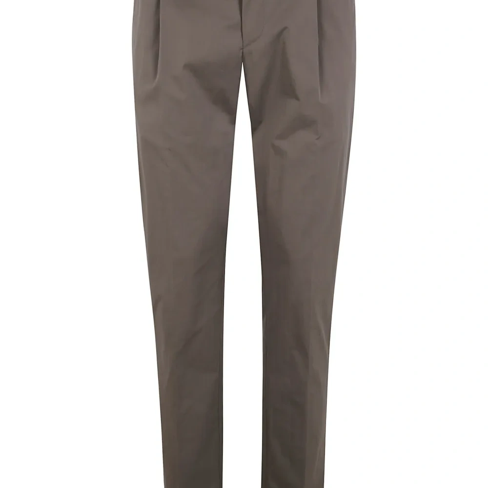 Зауженные брюки со складками