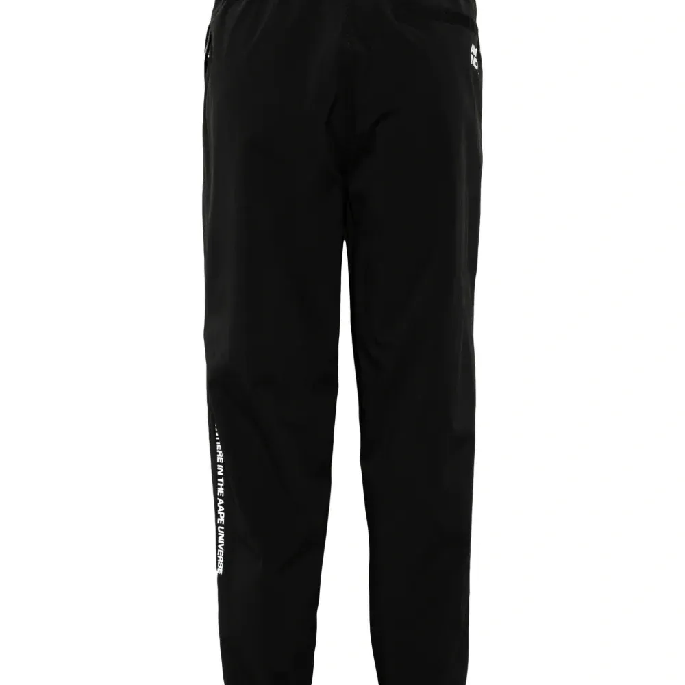 Брюки с нашивкой-логотипом