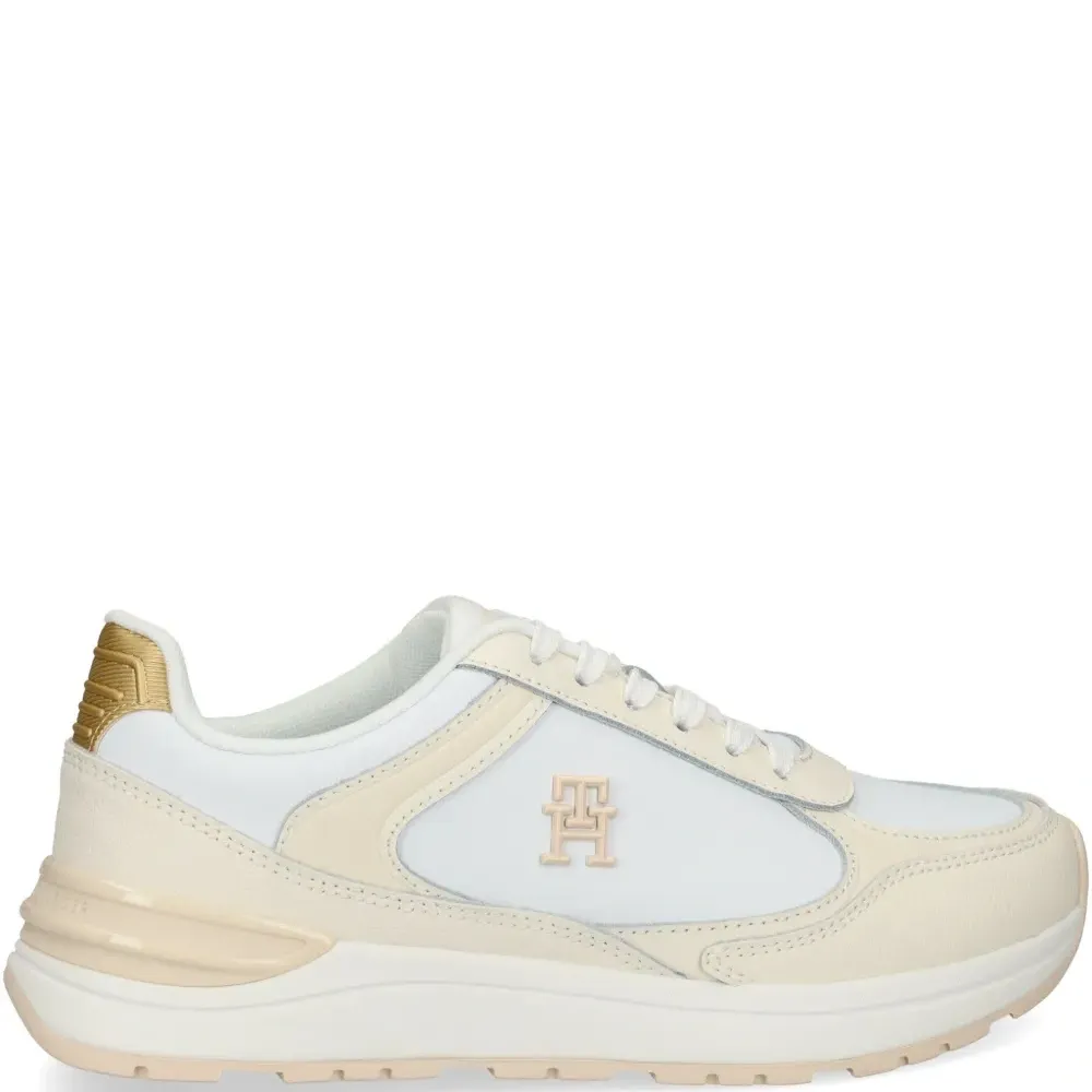 Кроссовки с вышитым логотипом