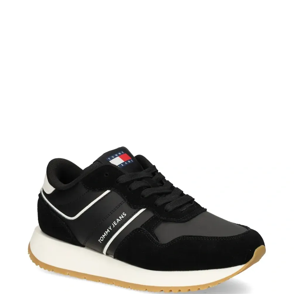 Кроссовки на шнуровке