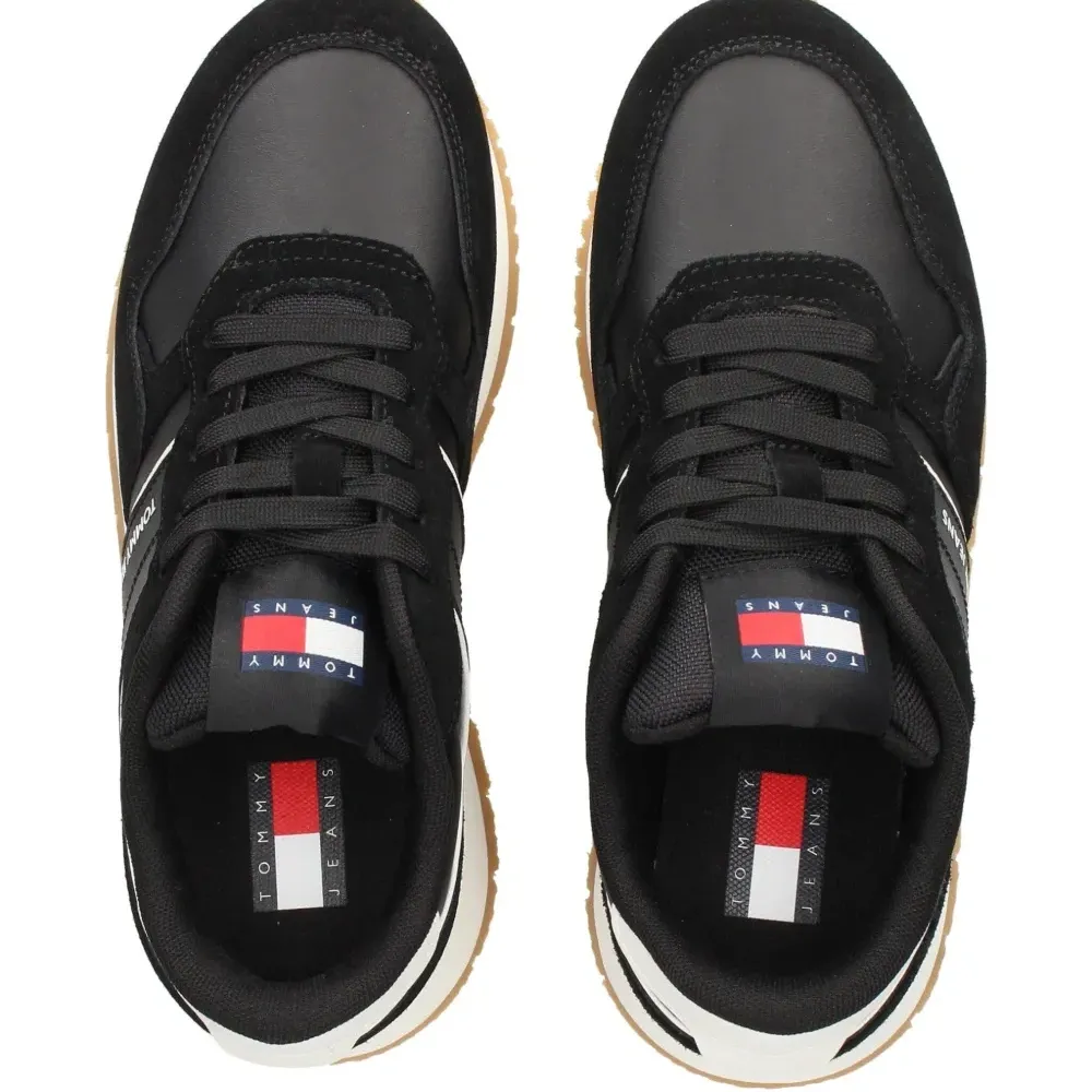 Кроссовки на шнуровке