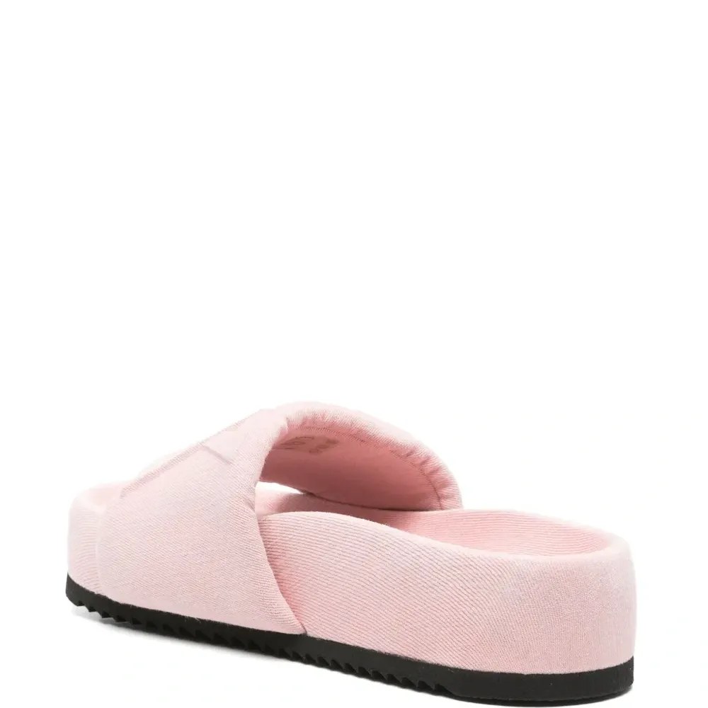 Шлепанцы с тисненым логотипом