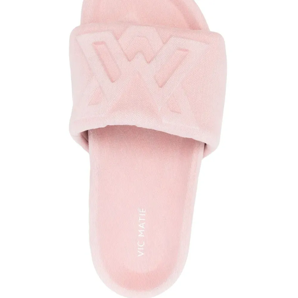 Шлепанцы с тисненым логотипом