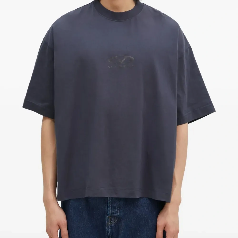 футболка с вышитым логотипом