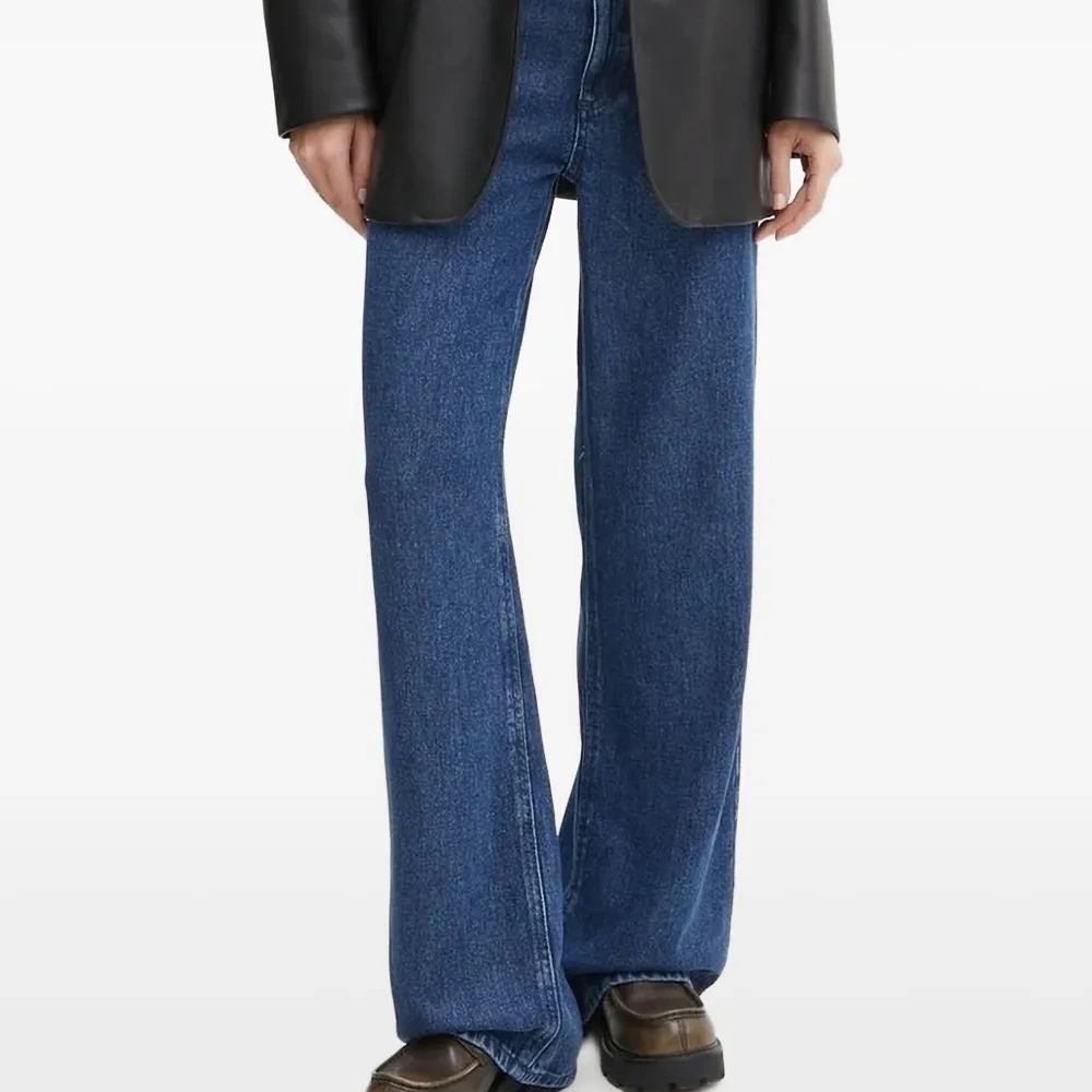 Джинсы с накладным карманом