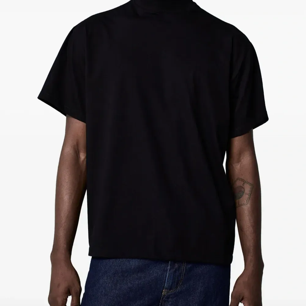 Футболка свободного кроя с высоким воротником Футболка свободного кроя с высоким воротником