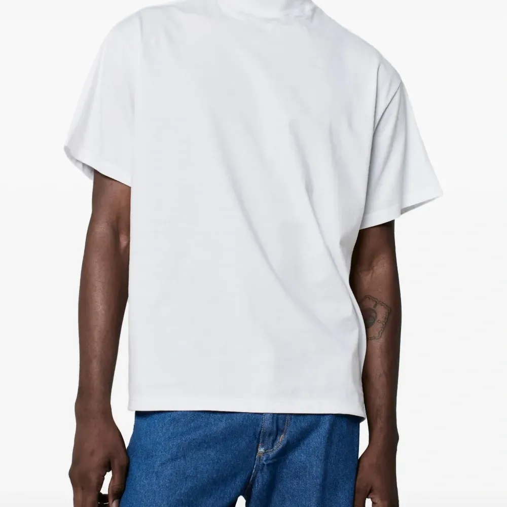 Футболка с воротником-стойкой