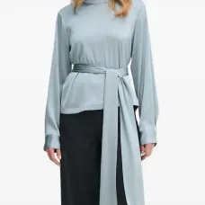 Блузка с высоким воротником и поясом Блузка с высоким воротником и поясом